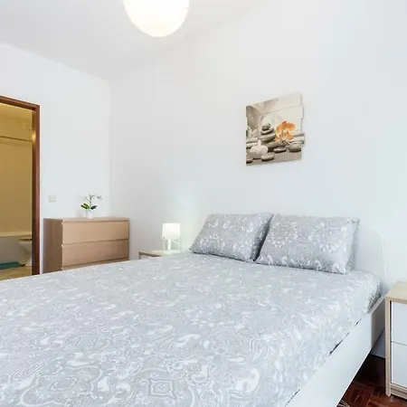 Summer Breeze Beautiful 2 Bed Spacious Apartment! דירה *