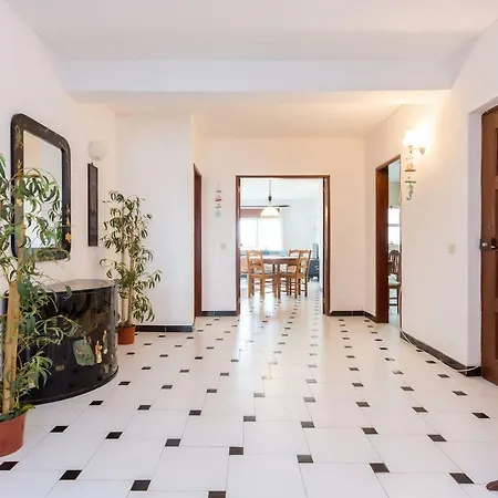 Summer Breeze Beautiful 2 Bed Spacious Apartment! *