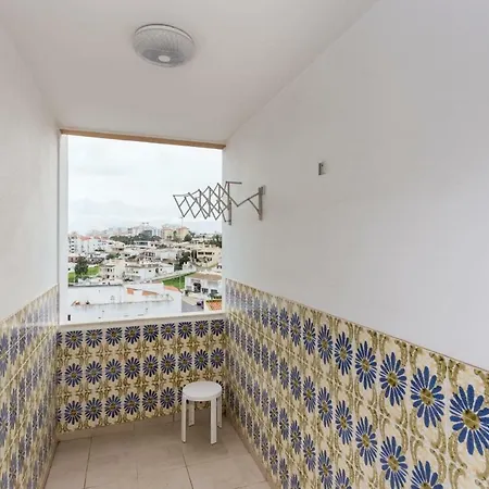Summer Breeze Beautiful 2 Bed Spacious Apartment!
