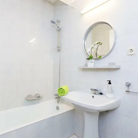 Summer Breeze Beautiful 2 Bed Spacious Apartment! * Lagos